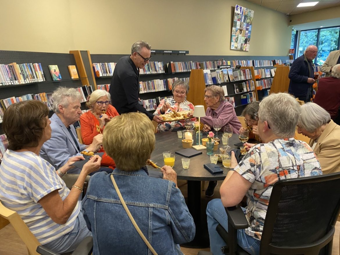 (fotorepo) Aangename aangeklede borrel voor de vrijwilligers