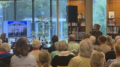 Marianne Manders had technisch beter verdiend bij interessante lezing over Dorus, haar vader