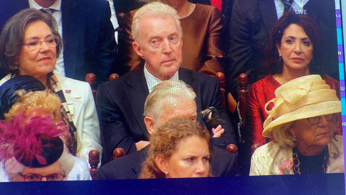 Gespot Laarder André van Duin op Prinsjesdag.