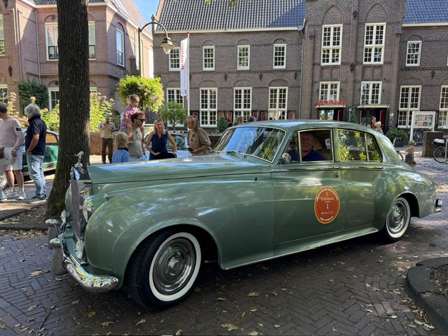 Bijzondere oldtimers rijden weer af en aan op de Brink in Laren tijdens de Meerijdag van de Rotaryclub