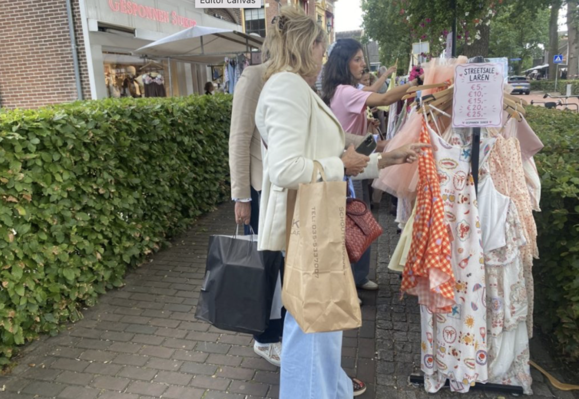 ( fotorepo) Koopjesjagers doen het dorp volstromen