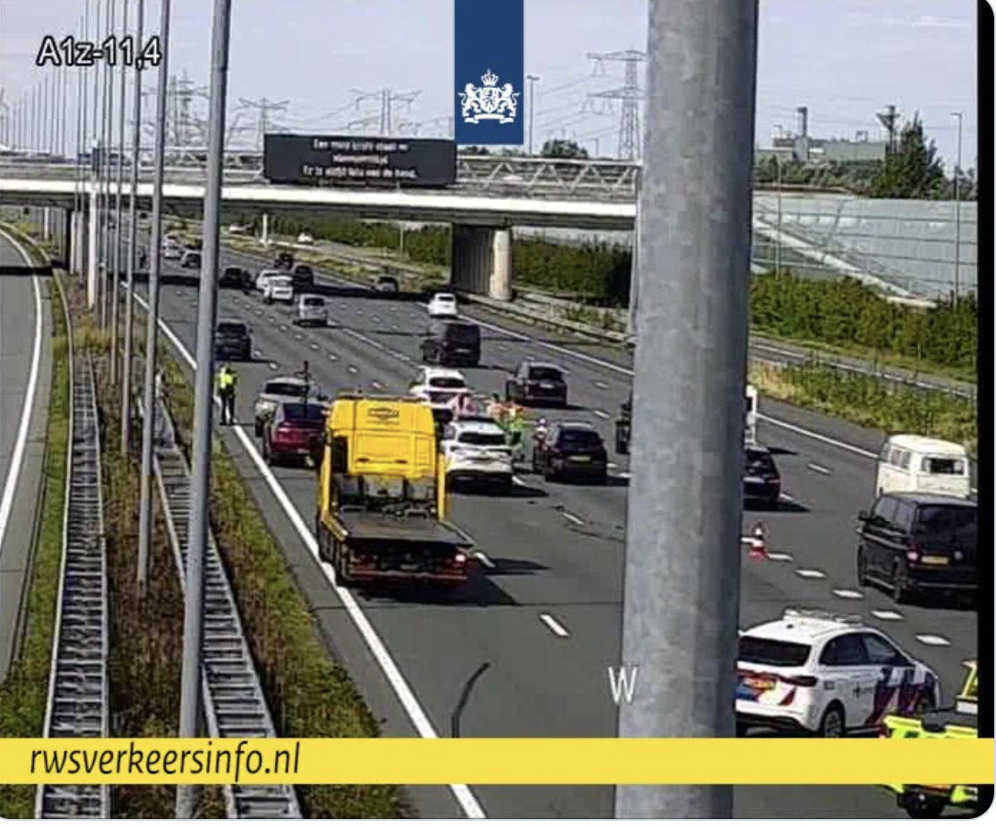 Meerdere auto’s betrokken bij botsing op A1 bij Muiden, ruim 30 minuten vertraging richting Amsterdam
