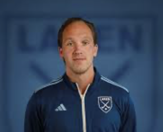Laren-coach Mark Weber had er slecht van geslapen, maar ziet tot zijn geluk dat jeugdspelers zich moeiteloos aanpassen: