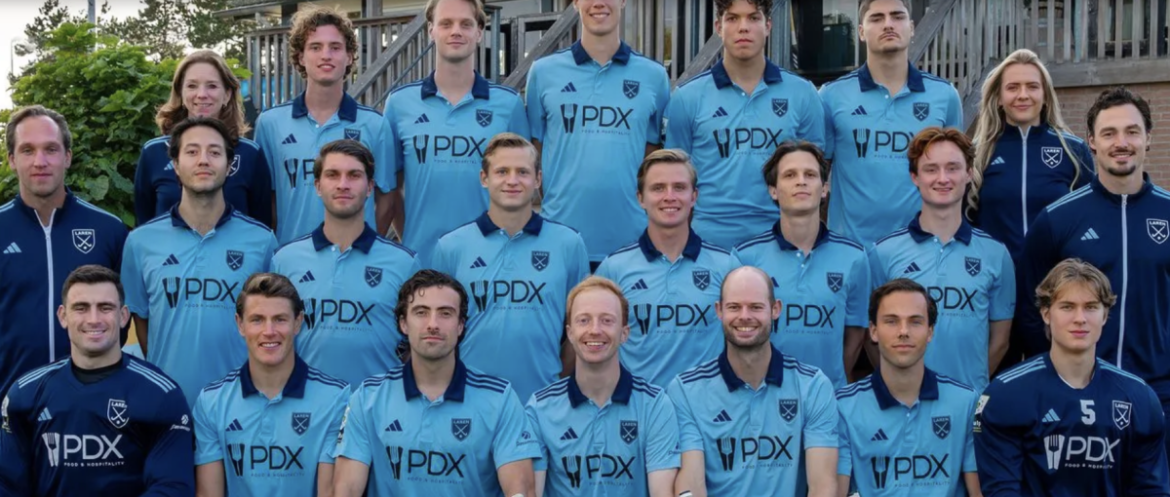 Van jongs af aan hebben Luke en Nick Friederich een hockeystick in hun handen. Tot vreugde van opa en oma spelen ze bij Laren nu voor het eerst samen