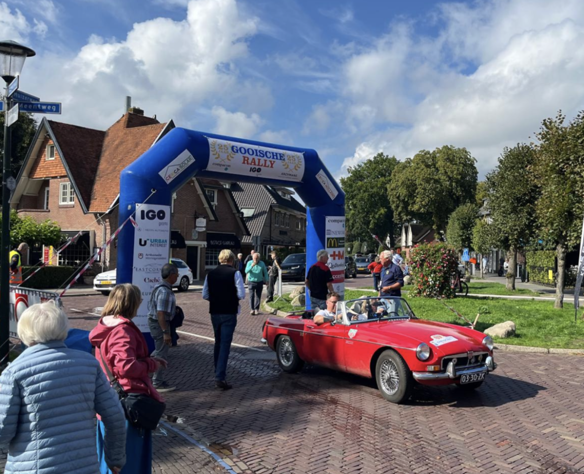 Nog meer auto’s bij de buren: 25 ste editie Gooische rally