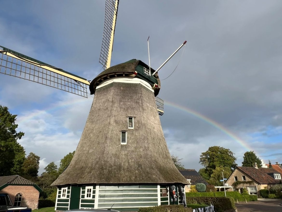 De Larense molen met een regenboog