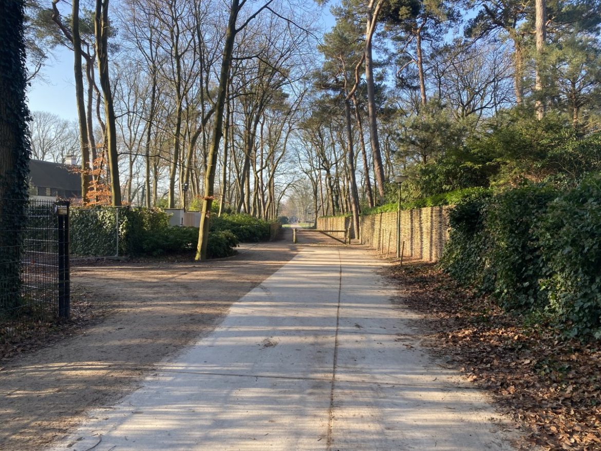 Laren en Blaricum ruziën over de 2e Ruiterweg. Blaricum houdt omstreden besluit in stand. ’Zonder vreugde een stap gezet’