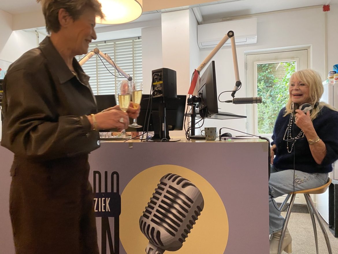 Feestje bij Radio Laren:Renée Ockeloen viert 100ste uitzending