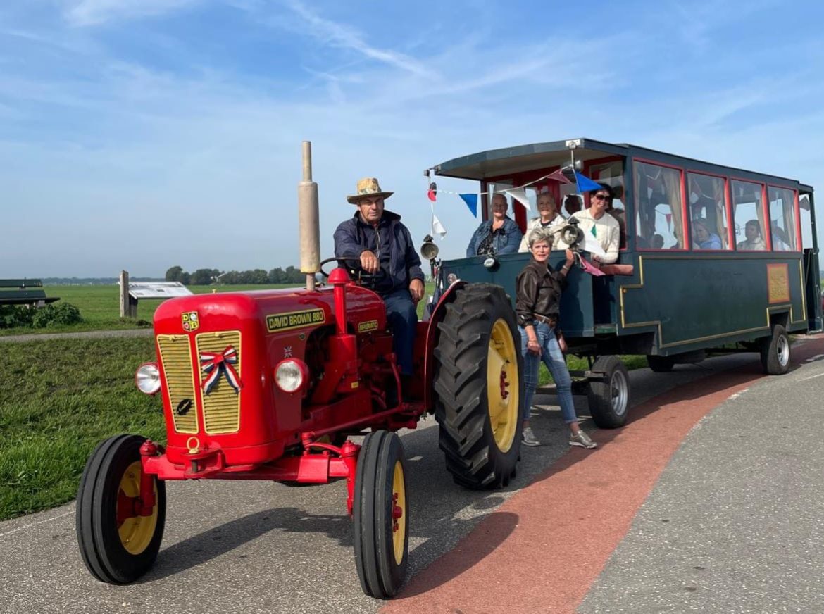 Prachtig weer bij de gezellige huifkarrentocht door de polder