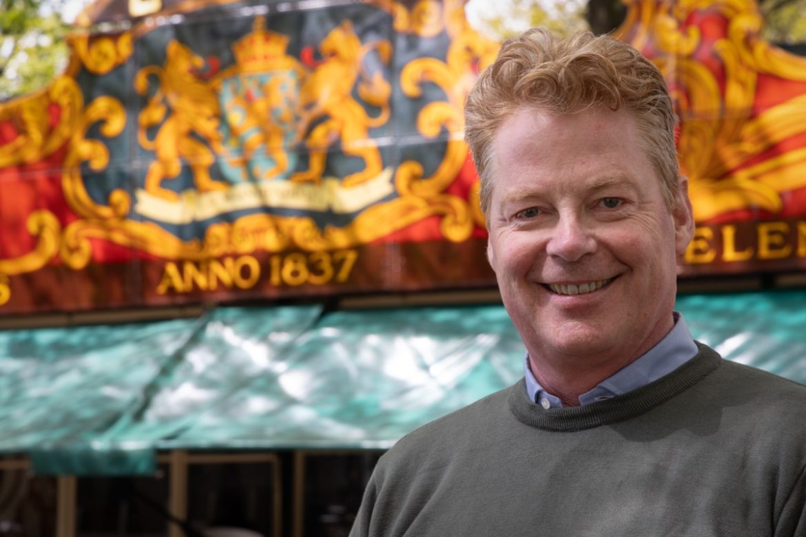 Niels Rood schrijft het Groot Larens Dictee van 19 november