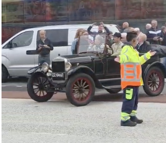 André van Duin rijdt in de T-Ford van Dorus op het Media Park: ’Ik zit gewoon in de wagen van mijn held’