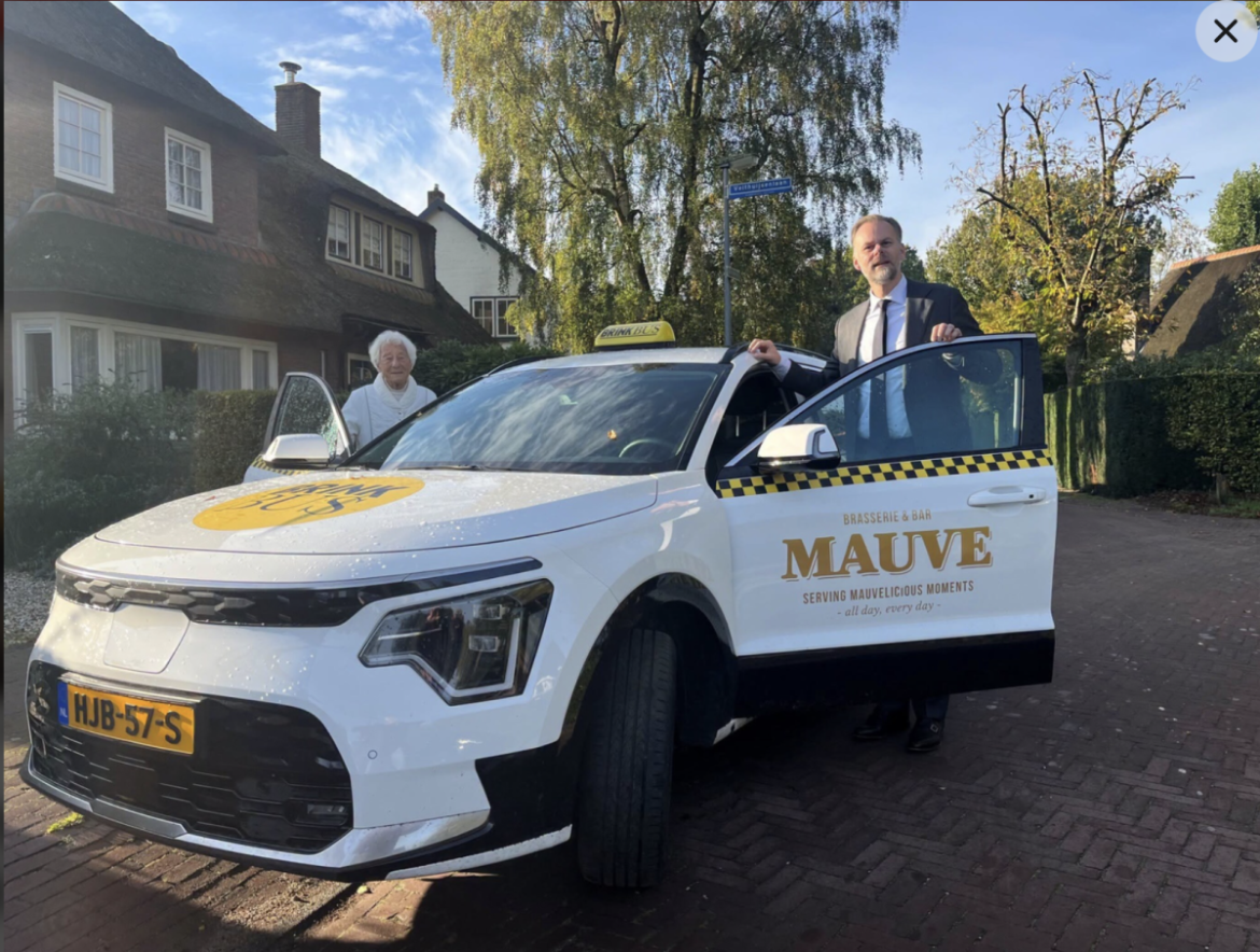 Burgemeester Van Rijn reist mee met Brinkbus en hoort verhalen van inwoner