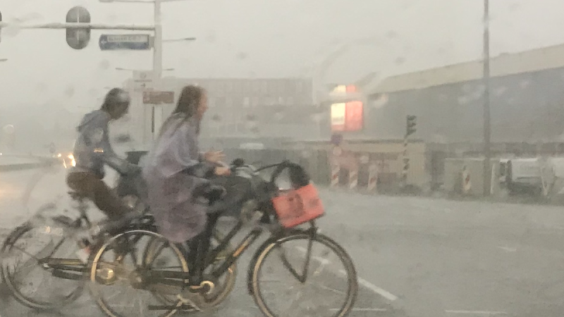 Telegraaf: Code geel in deel van land: hagel, onweer en zware windstoten. Zondag klaart het op